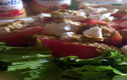 Летний салатик с брынзой и розовыми томатами