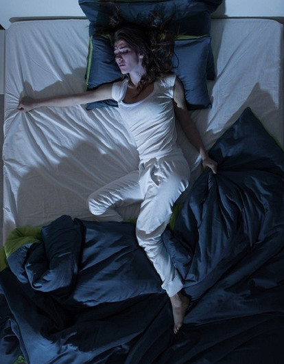 Не только жара: 13 причин, из-за которых ты часто потеешь во сне