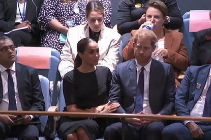 «Старается излучать доброту»: на видео попал момент, как Меган Маркл помогла женщине на встрече в ООН