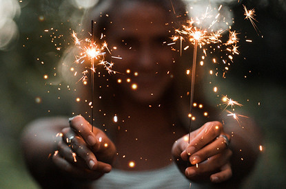 «Осталась и без денег, и без мужа»: истории женщин, которые подсели на марафоны желаний