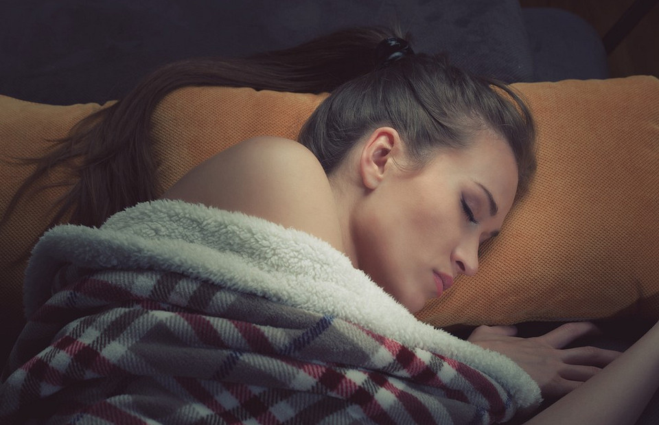 Не только жара: 13 причин, из-за которых ты часто потеешь во сне