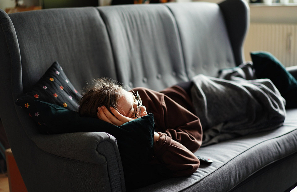 Ляг и лежи: 5 причин, почему валяться на диване полезно для здоровья