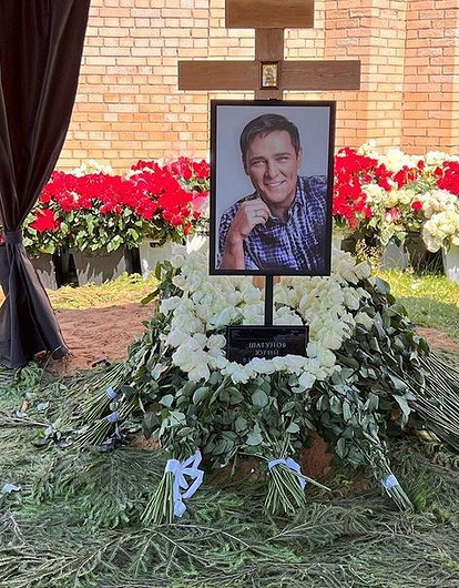 Слушают музыку и танцуют: могилу Юрия Шатунова поставили под охрану из-за неадекватных фанатов