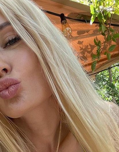 «Красивая приехала из Африки»: Наталья Рудова похвасталась рельефным прессом после экстремального шоу (видео)