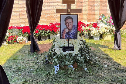 Слушают музыку и танцуют: могилу Юрия Шатунова поставили под охрану из-за неадекватных фанатов