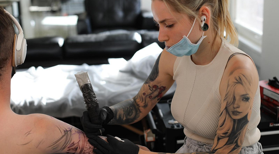 Вип шейдинг, реализм и крошечный минимализм: самые модные техники и стили татуировок в 2022 году