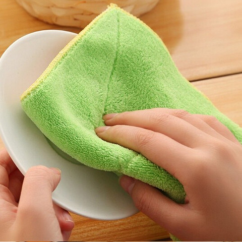 Салфетки из махровой ткани на кухне никогда не будут лишними. Разрежь полотно на несколько частей — пользуйся на здоровье. Если тряпочки сильно износятся, то и выкинуть не жалко.