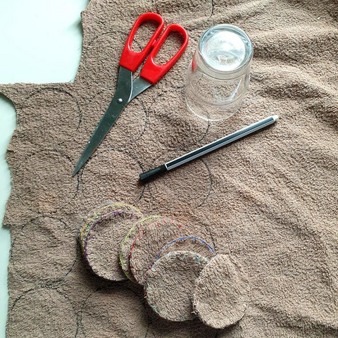 Из куска махровой ткани можно сделать многоразовые ватные диски. Нарисуй круги при помощи стакана, вырежь. Обработай края оверлоком или вручную, чтобы нитки не осыпались.  