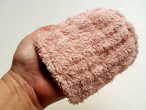 Кусок махровой ткани — отличное средство для спа-процедур и массажа. После каждого использования мочалку надо будет стирать и хорошо просушивать. Хлопот много, зато бесплатно и экологично...