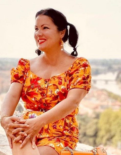 «Моя любимая летняя одежда»: Анна Нетребко показала, какую вещь чаще всего носит в жару