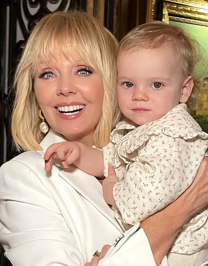 «Любимая игрушка — косметичка»: Валерия показала милое видео с годовалой внучкой