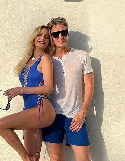 «Больше не будет возможности обнять»: Глюкоза опубликовала фотографии с мужем и заявила, что любить надо вовремя