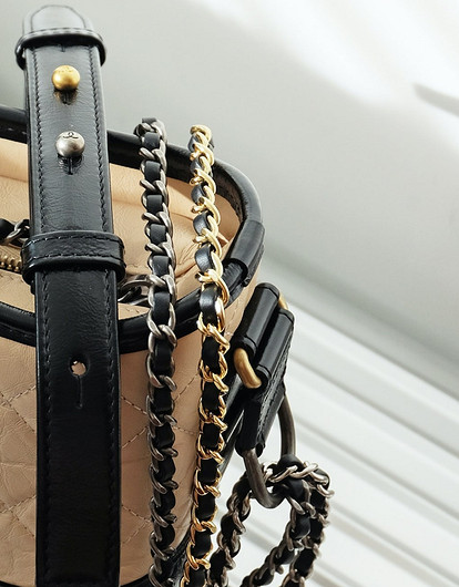 Экоактивистка похвасталась брендовыми вещами, которые она нашла на помойке (видео)