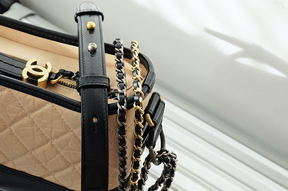 Экоактивистка похвасталась брендовыми вещами, которые она нашла на помойке (видео)