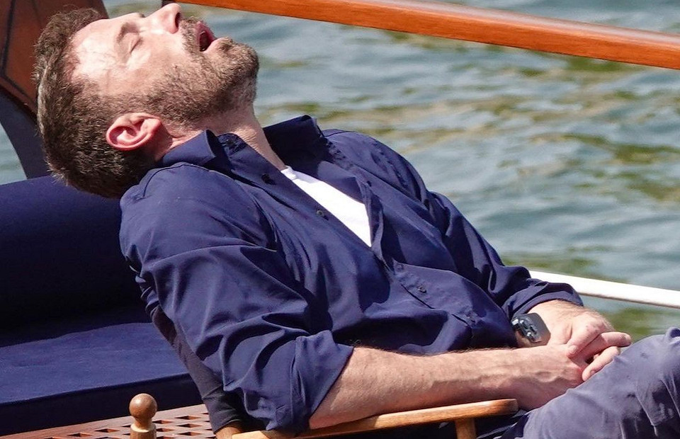 Под солнцем, с запрокинутой головой: заснувший на яхте Бен Аффлек рассмешил пользователей Сети