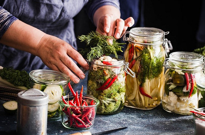 От квашеной капусты до маринованных огурчиков: 7 лучших заготовок на зиму