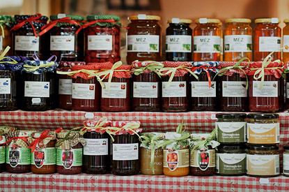 Ученые рассказали, почему опасно варить варенье и солить овощи