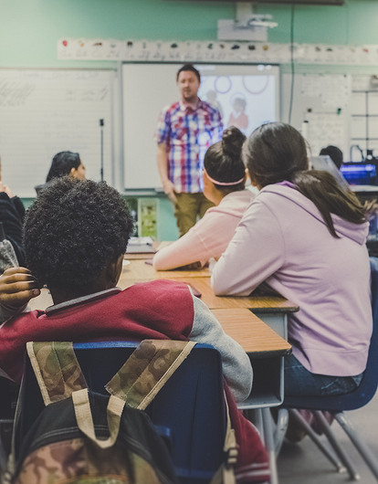 Стойка на руках и запрет на посещение туалета: 9 самых странных школьных правил со всего мира