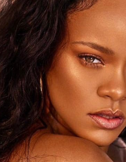 Рианна вышла в свет в ультракоротких шортах спустя два месяца после родов