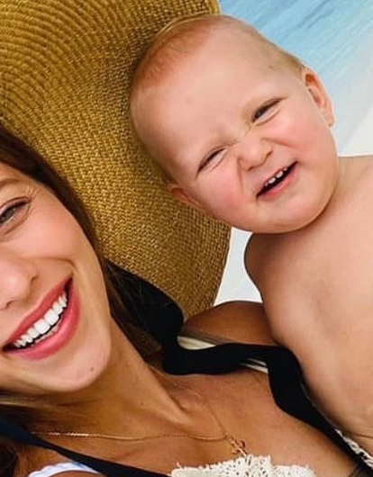 «Я радовалась, что даже в схватках могу поиграть с ребенком»: Регина Тодоренко рассказала о родах