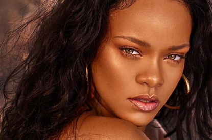 Рианна вышла в свет в ультракоротких шортах спустя два месяца после родов