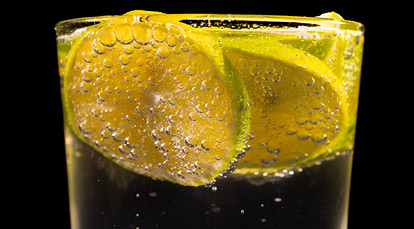 Польза питья воды с лимоном: 10 причин, почему это стоит попробовать