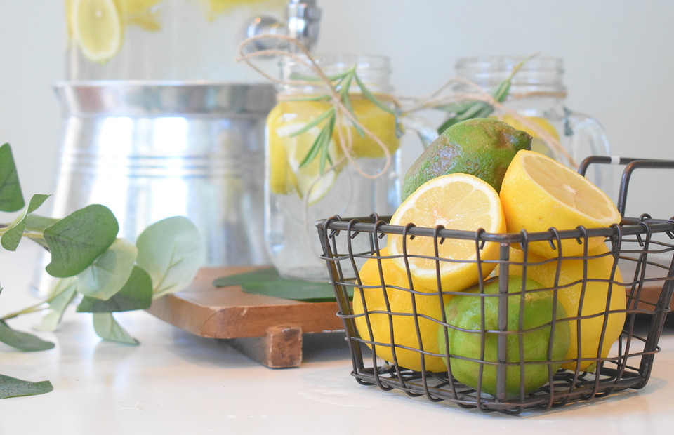 Лимонная вода: 12 причин начать пить ее по утрам (и целых 8 рецептов)