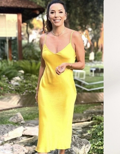 Яркое слип-платье как у Евы Лонгории: ищем похожие у российских брендов