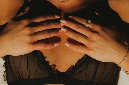 Массаж груди, мармелад и абьюз: о чем чаще всего думали женщины в июле 2022 года