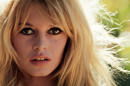 Как у Брижит или Хадид: модная челка 2022  — лучшие варианты