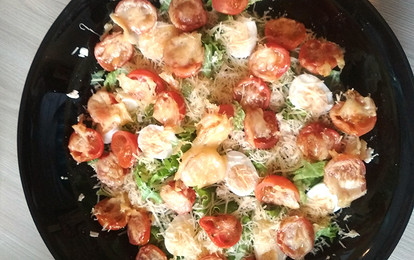 Салат с помидорами черри, запечеными под пармезаном