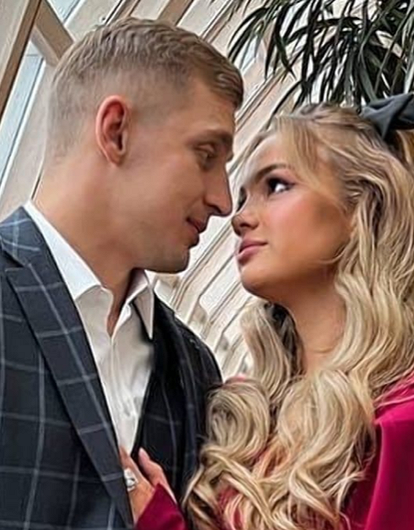 «В узком кругу и без камер»: как пройдет свадьба Саши Стоуна и Вали Карнавал