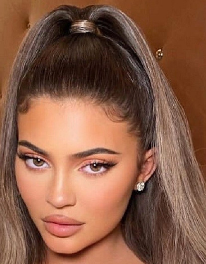 Кайли Дженнер — 25: гордится шрамом, мечтает стать фермершей и другие интересные факты о самой молодой миллиардерше планеты