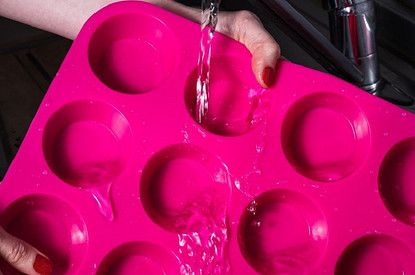 Как отмыть силиконовую форму для выпечки: 8 эффективных способов