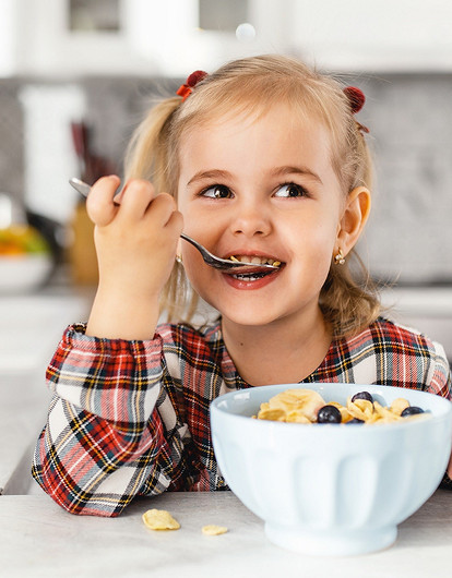 Как и чем кормить ребенка: 10 частых ошибок в питании, которые допускают мамы