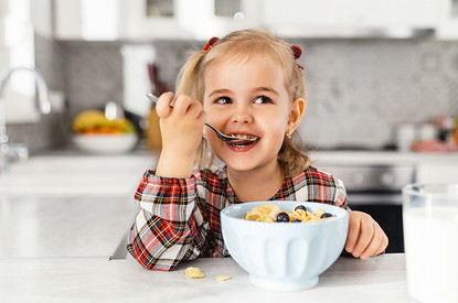 Как и чем кормить ребенка: 10 частых ошибок в питании, которые допускают мамы