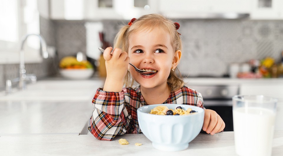Как и чем кормить ребенка: 10 частых ошибок в питании, которые допускают мамы