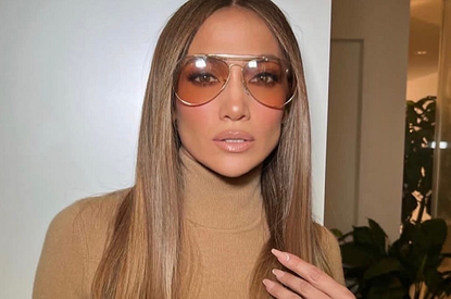 Мини и босоножки на шпильке: Дженнифер Лопес появилась в эффектном образе