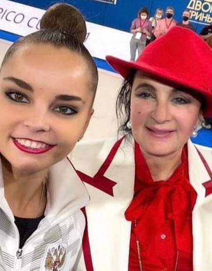 Разведенная Ирина Винер появилась на вечеринке сестер Авериных (фото)