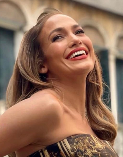 Дженнифер Лопес появилась в нежном образе в день рождения Аффлека