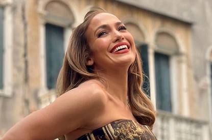 Дженнифер Лопес появилась в нежном образе в день рождения Аффлека