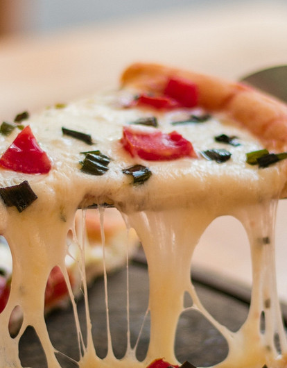 «Кто накосячит, тот покупает мороженое на всех»: истории людей, у которых на работе есть необычные правила