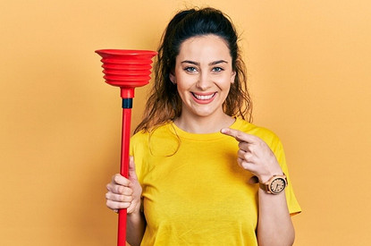 Сама себе сантехник: 12 способов устранить засор в раковине