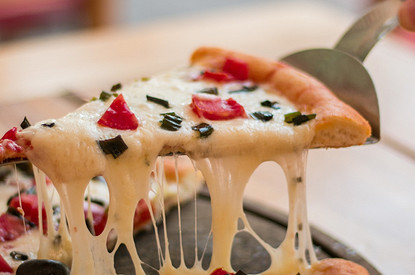 «Кто накосячит, тот покупает мороженое на всех»: истории людей, у которых на работе есть необычные правила