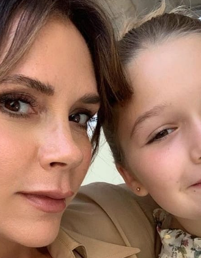 Виктория Бекхэм с дочкой появились в одинаковых нарядах