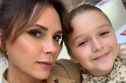 Виктория Бекхэм с дочкой появились в одинаковых нарядах