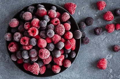 7 секретов заморозки сезонных ягод (и почему это лучше, чем варить варенье)