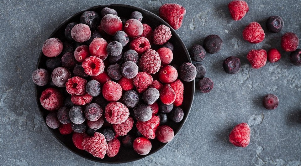 7 секретов заморозки сезонных ягод (и почему это лучше, чем варить варенье)