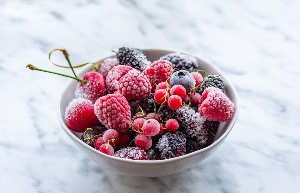 7 секретов заморозки сезонных ягод (и почему это лучше, чем варить варенье)