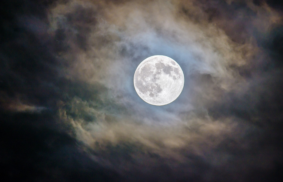 Полная Луна в сентябре 2022: когда будет, что можно делать и на какие знаки зодиака сильнее повлияет